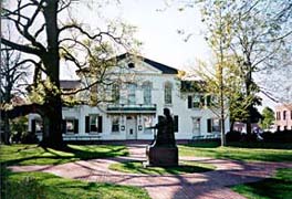 [photo, Queen Anne's County Courthouse, 100 Court House Square, Centreville, Maryland]